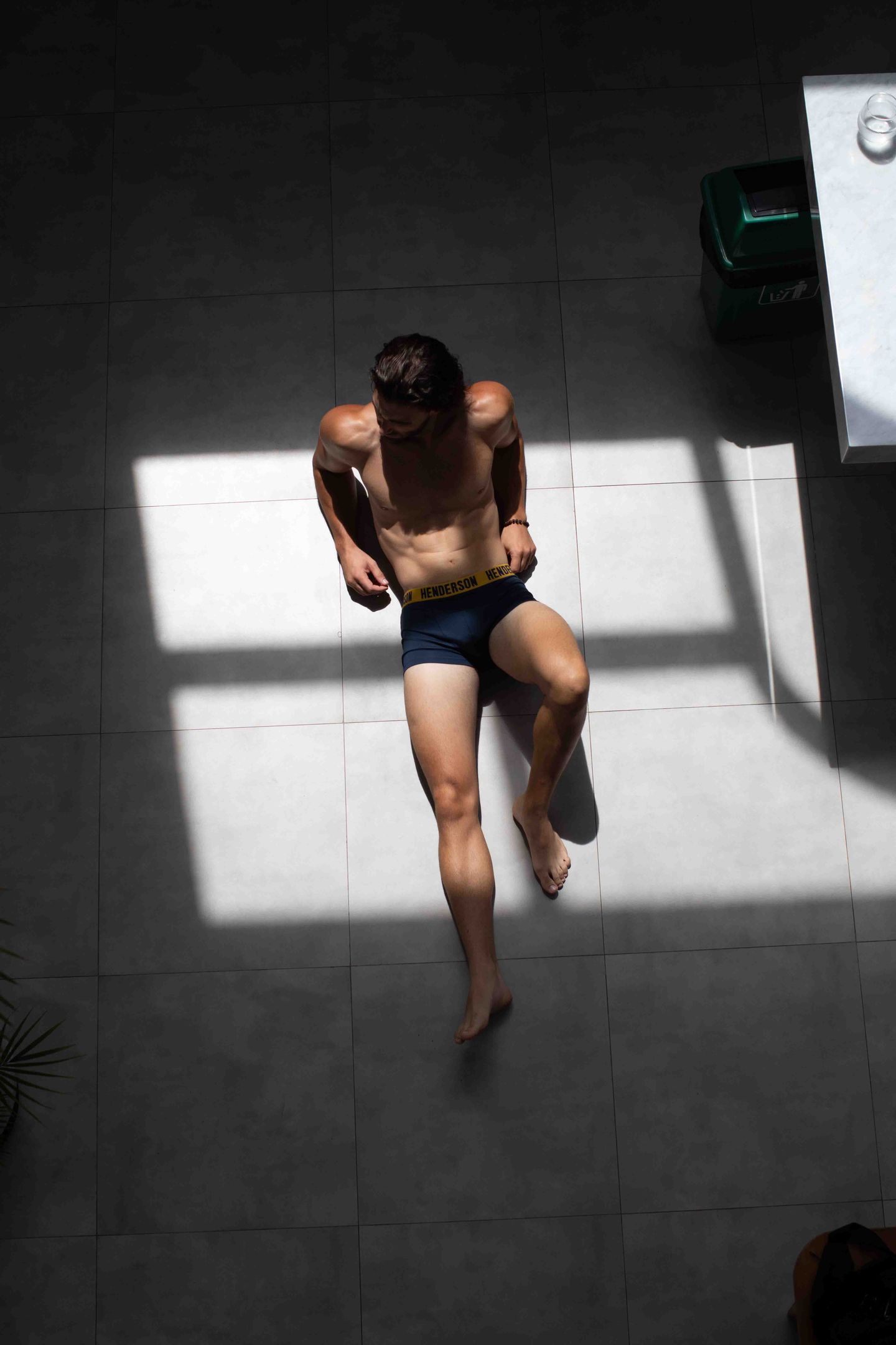 mężczyzna w bokserkach fotografowany z lotu ptaka ESOTIQ