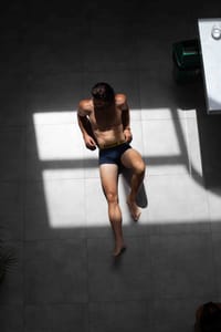 mężczyzna w bokserkach fotografowany z lotu ptaka ESOTIQ