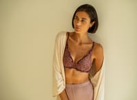 modelka w ciemnoróżowym koronkowym biustonoszu ESOTIQ