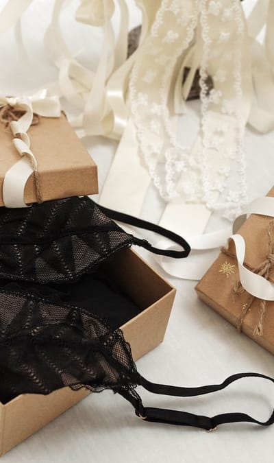 czarne body w pudełku prezentowym