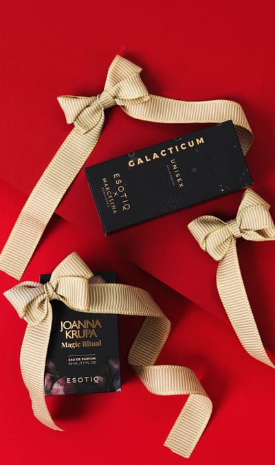 eleganckie perfumy ze wstążką na czerwonym tle ESOTIQ