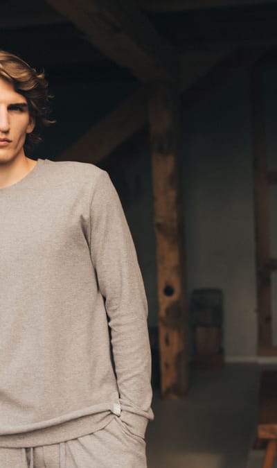 mężczyzna w szarym jednolitym komplecie dresowym Henderson