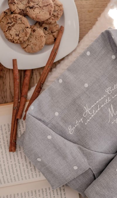 szara piżama leżąca na stole z grzańcem i ciasteczkami ESOTIQ