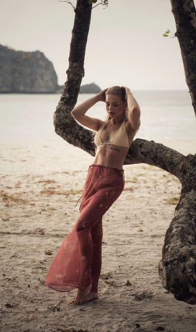 modelka w stroju kąpielowym i pareo przy drzewie