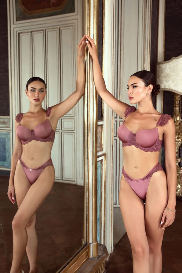 modelka w różowym biustonoszu stojąca przy lustrze ESOTIQ