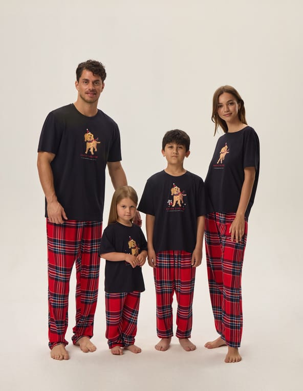 rodzina z dziećmi w matching pajamas na święta ESOTIQ