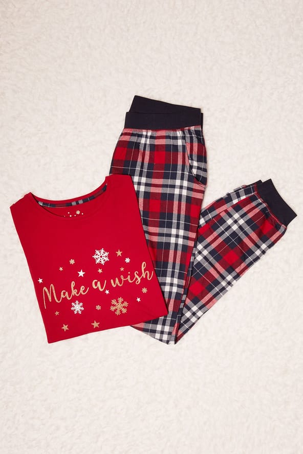 świąteczna czerwona piżama ze spodniami w kratę flatlay ESOTIQ