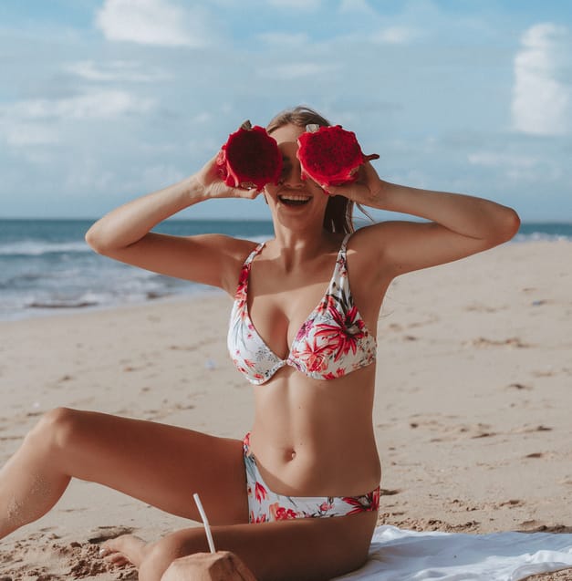Modelka w kwiecistym bikini z owocami ESOTIQ