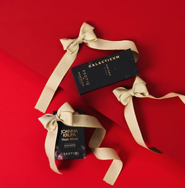 eleganckie perfumy ze wstążką na czerwonym tle ESOTIQ