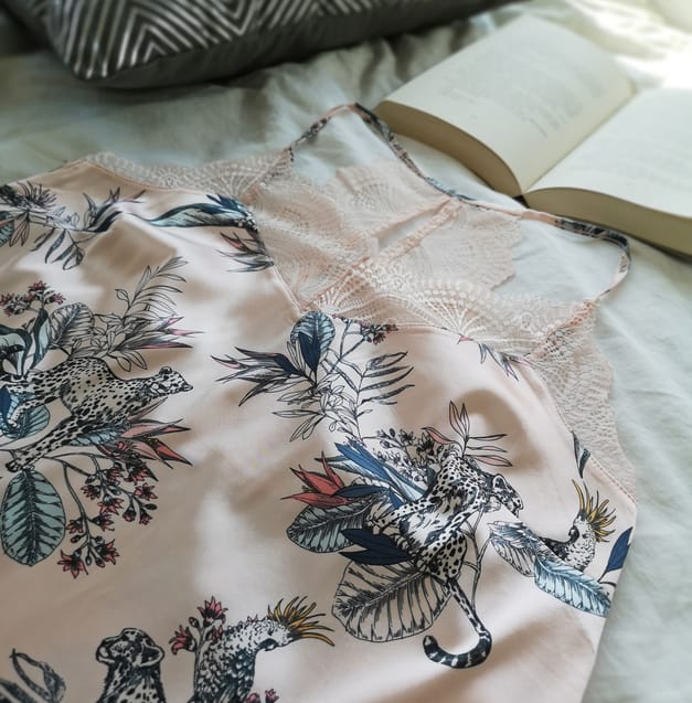 satynowa piżama na łóżku flatlay ESOTIQ